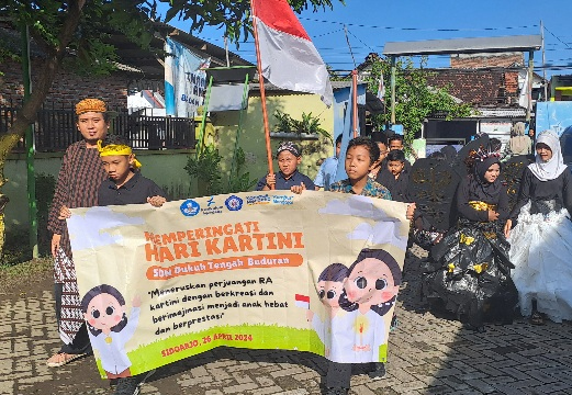 Siswa SDN Dukuh Tengah Sidoarjo Dikenalkan Perjuangan RA&nbsp;Kartini