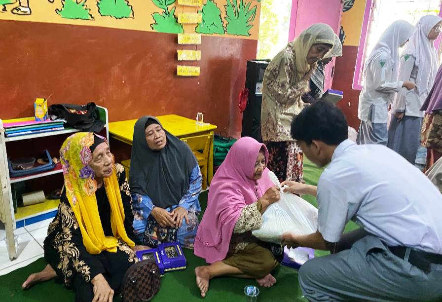 Siswa SMA Al Muslim Sempurnakan Syawal Dengan Berbagi Sesama