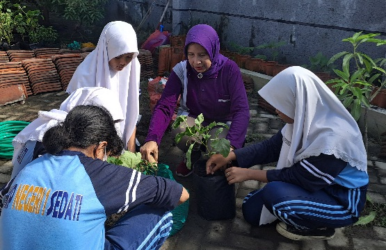 Siswa SMPN 1 Sedati Lestarikan Lingkungan Malalui Peringatan Hari&nbsp;Bumi