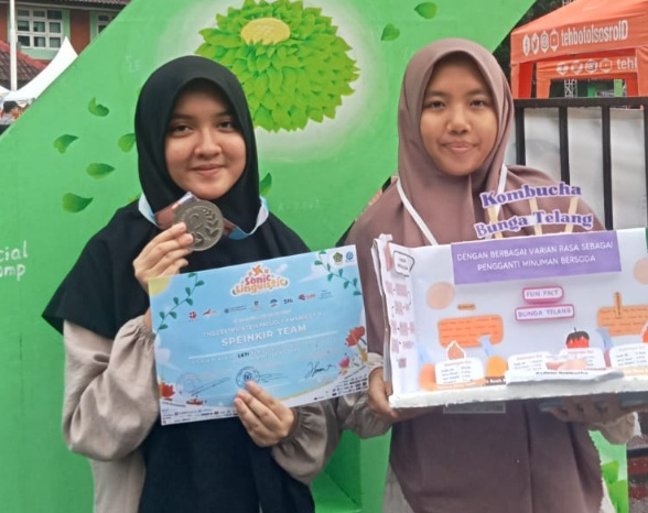 Siswi SMPIT Insan Kamil Sidoarjo Juara Kompetisi KTI Nasional&nbsp;2024