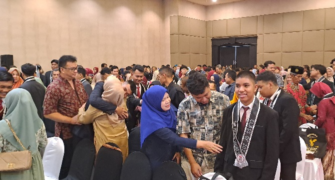 Tangis Haru Mewarnai Pengalungan Gordon Siswa SMK Telkom&nbsp;Sidoarjo