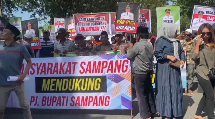 Ribuan Warga Beri Dukungan Semangat kepada Pj Bupati Sampang
