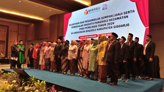 Lantik 54 Anggota Panwaslu Kecamatan, Bawaslu Sidoarjo Tekankan Integritas&nbsp;Adhoc