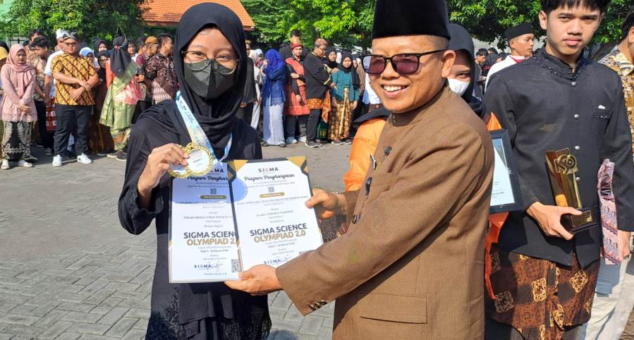 Peringatan Hardiknas SMAN 3 Sidoarjo Beri Penghargaan Guru dan Siswa&nbsp;Berprestasi