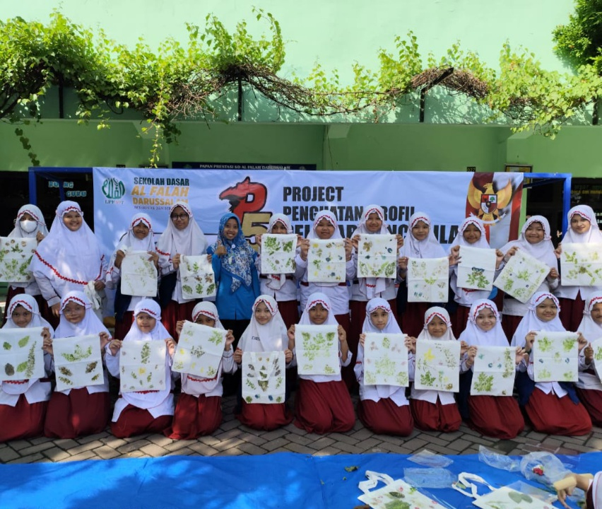 Wujudkan P5 Siswa SD Al Falah Darussalam Dengan Pembuatan Ecoprint