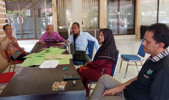 Klarifikasi, Mantan Kades Sekapuk Abdul Halim Datangi Balai Desa bersama Istri