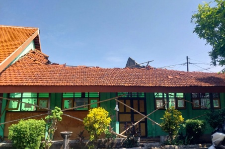 Atap SDN Waruberon Ambruk, Siswa Terpaksa Belajar Di Musholla Dan Perpustakaan