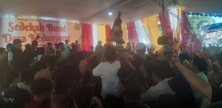 Sedekah Bumi Desa Kedanyang, Warga Berebut Hasil Bumi di Tumpeng Raksasa