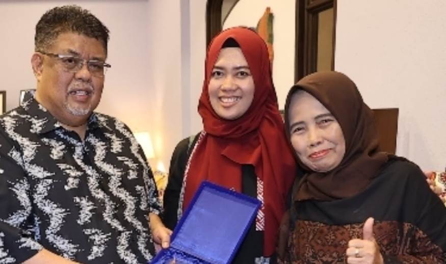 Ketua Menteri Melaka Malaysia Juga Berkunjung ke Stan SMK Negeri 1&nbsp;Buduran