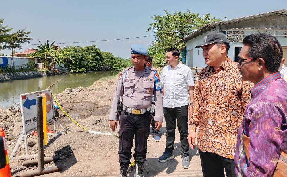 Tinjau Jembatan Ambruk, Bambang Haryo Bantu Rp 10 Juta dan Air Bersih 10 Truk&nbsp;Tangki