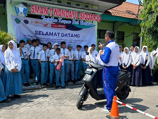 Siswa SMA Negeri 1 Wonoayu Diedukasi Cara Berlalu Lintas Yang Baik dan Benar