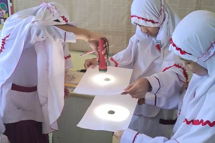 Siswa SD Al Falah Darussalam Membuktikan Sifat Cahaya Melalui Eksperimen&nbsp;Sederhana