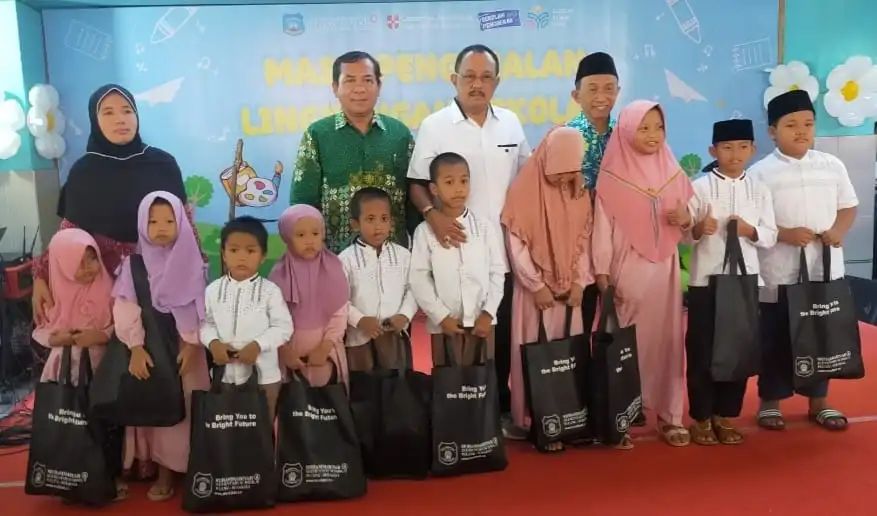 Pemkot Surabaya Bagikan 55.286 Seragam Gratis untuk Sekolah SD SMP&nbsp;Se-Surabaya