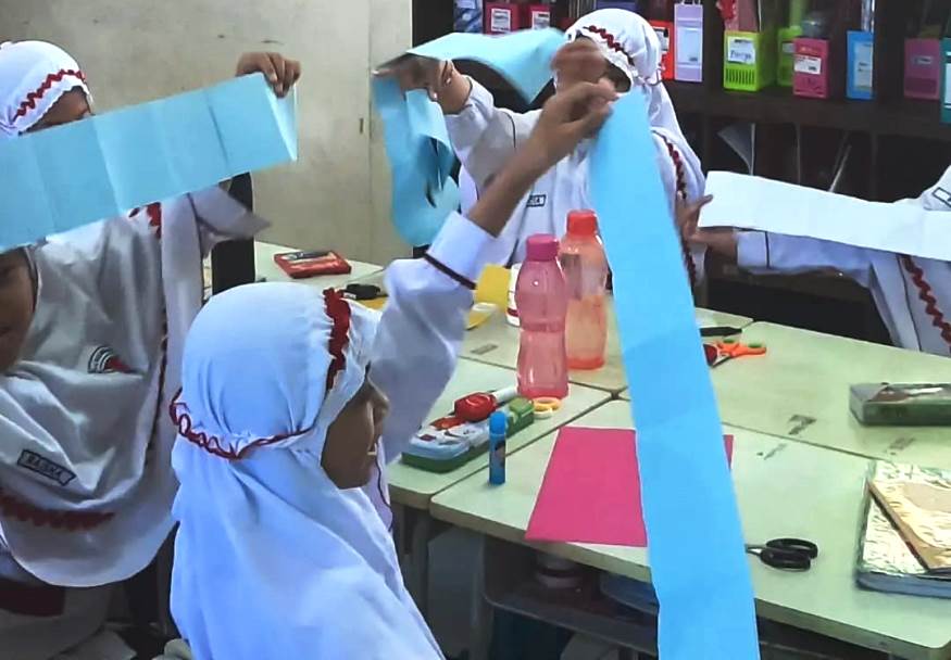 Serunya Siswa SD Al Falah Darussalam Membuat Kamus Mini Bahasa&nbsp;Indonesia