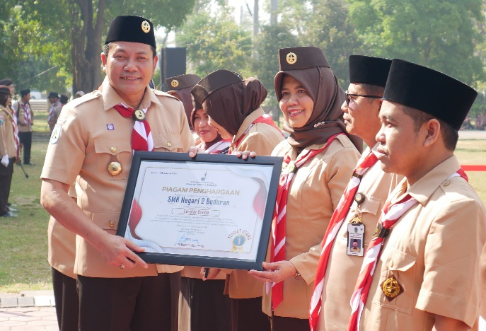 Plt Bupati Beri Penghargaan Juara Tergiat Utama Kehumasan Pramuka SMKN 2 Buduran dan SMAN 3&nbsp;Sidoarjo