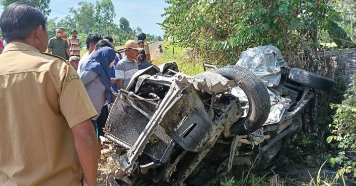 Dihantam Kereta Api, Toyota Avanza Ringsek, Sopirnya&nbsp;Tewas