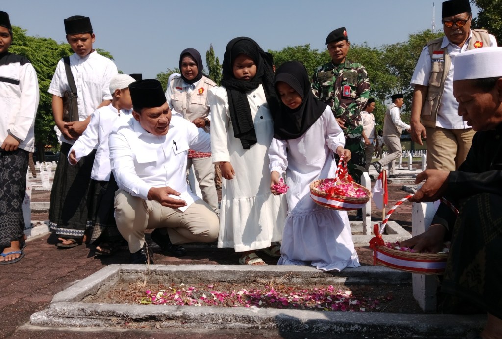 Kenang Jasa Pahlawan Jelang HUT RI ke 79, Bambang Haryo Tabur Bunga di Makam&nbsp;Pahlawan