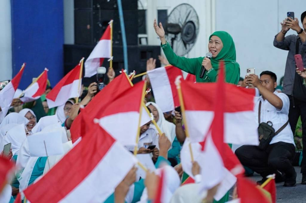 Khofifah Bersama Ribuan Kader Muslimat NU Kibarkan Merah Putih Sambut Bulan&nbsp;Kemerdekaan
