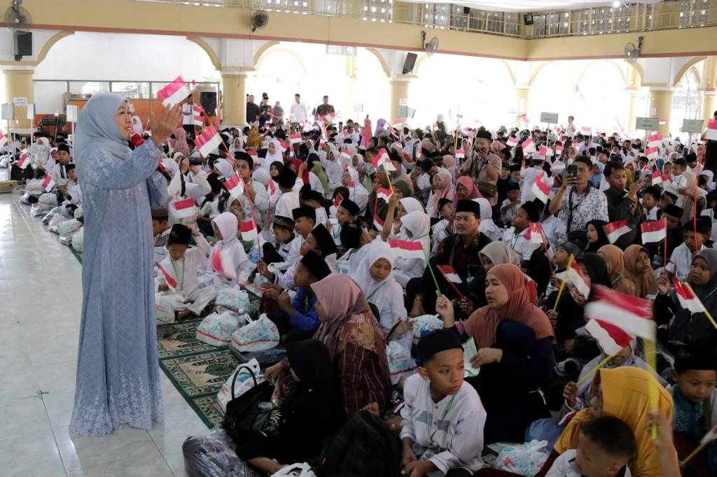 Tanamkan Nasionalisme, Khofifah Ajak Anak-anak Cinta Negeri, Cinta Rasulullah&nbsp;SAW
