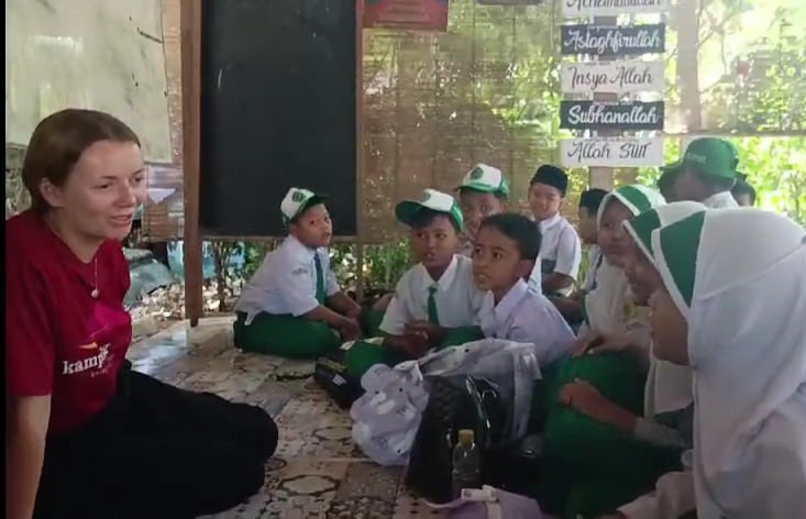 Siswa MI Ma’arif Pagerwojo Diberikan Pembelajaran Bahasa Inggris Langsung di Kampoeng&nbsp;Sinaoe