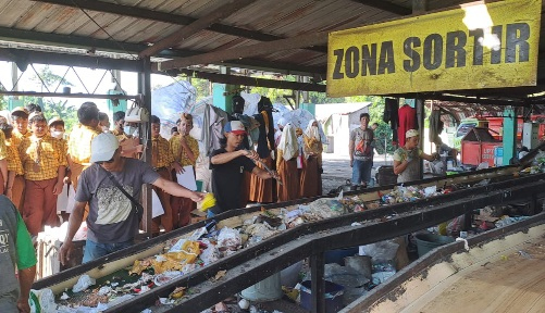 Praktik P5 Ratusan Siswa SMP PGRI 9 Sidoarjo Kunjungi TPS Banjarbendo