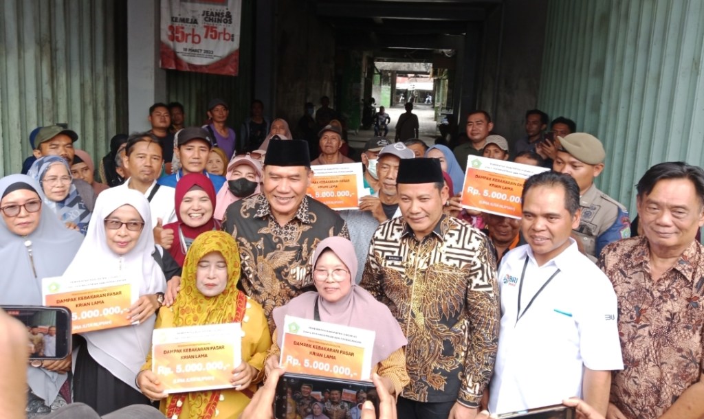 Bambang Haryo Bersama Plt Bupati Sidoarjo Serahkan Bansos ke Pedagang Korban Kebakaran di Pasar Krian