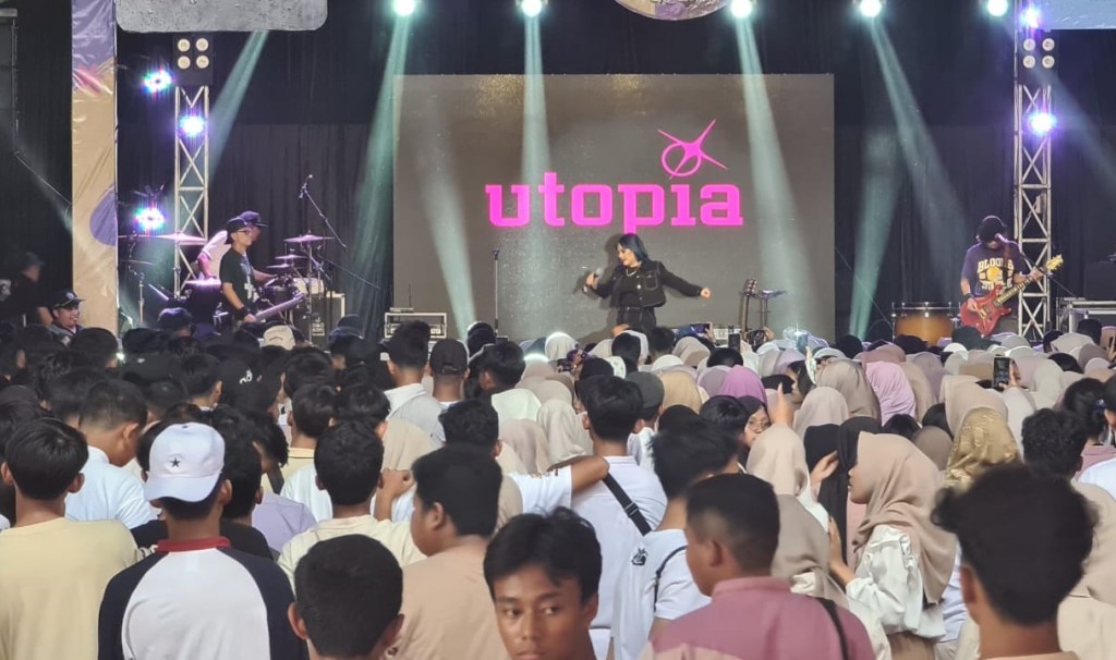 ‘Utopia’ dan ‘Skedar Musik‘ Menghentak Pensi Medealight 2024 SMA Negeri 1&nbsp;Porong