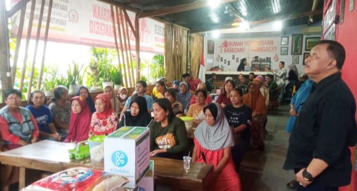 Rumah Kebangsaan Basecamp Karangrejo Bagikan Sembako kepada Kaum Dhuafa