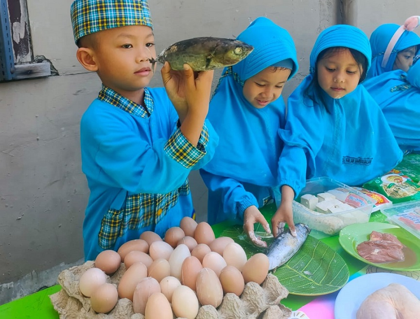 Kenalkan Mamin Sehat dan Halal, TK Al Falah Darussalam Hadirkan Pasar di Sekolah
